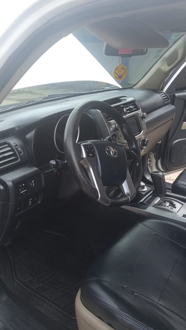 jeepetas y camionetas - Se vende  Toyota 4Runner 4x4 2013 , excelente condiciones Buen precio 5