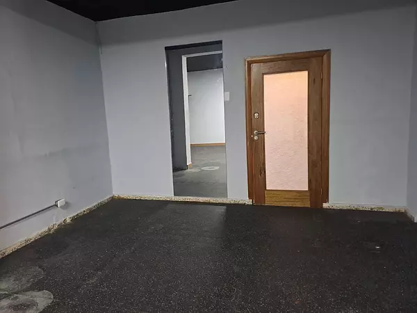 oficinas y locales comerciales - Alquilo Local  1er piso  180 mts en bella vista 7