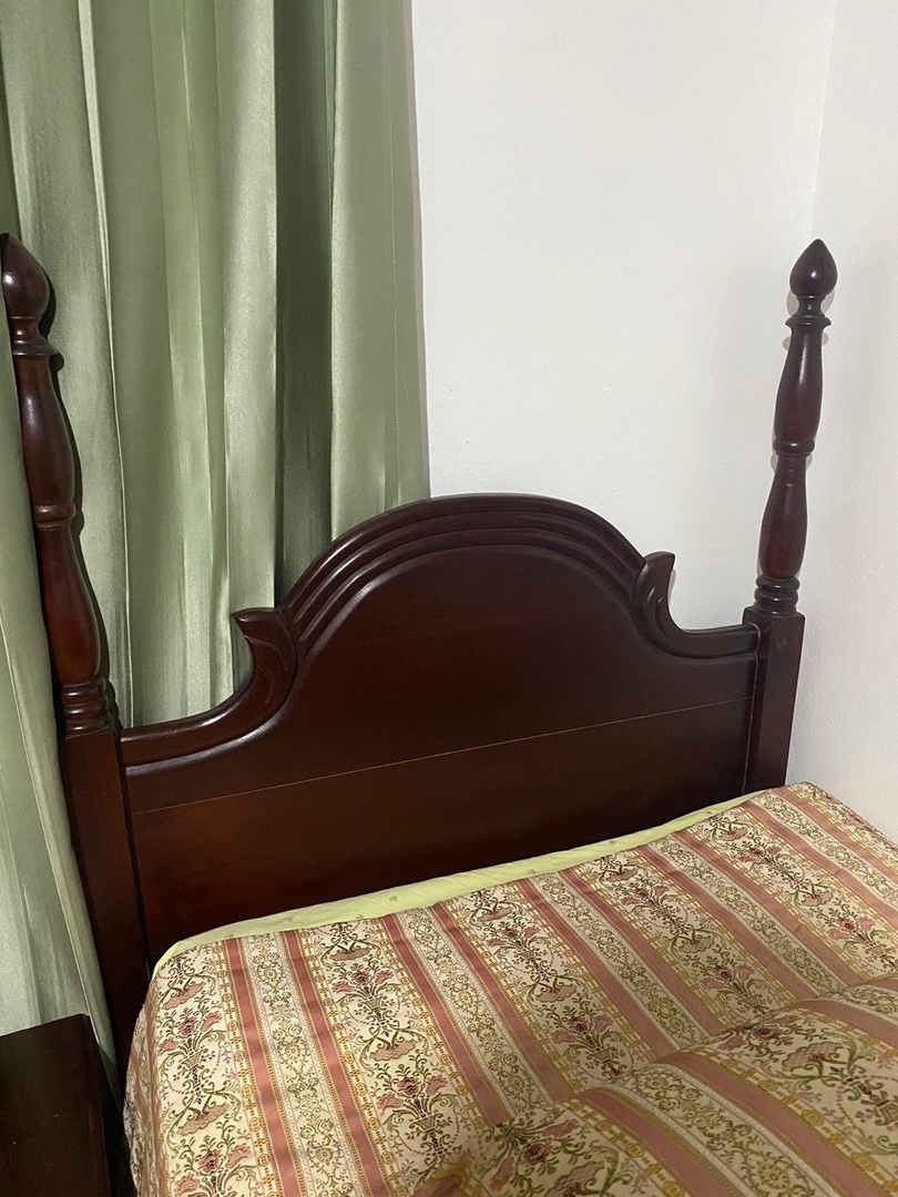 muebles y colchones - Dos Cama Twins en Caoba 
con Colchones Incluidos