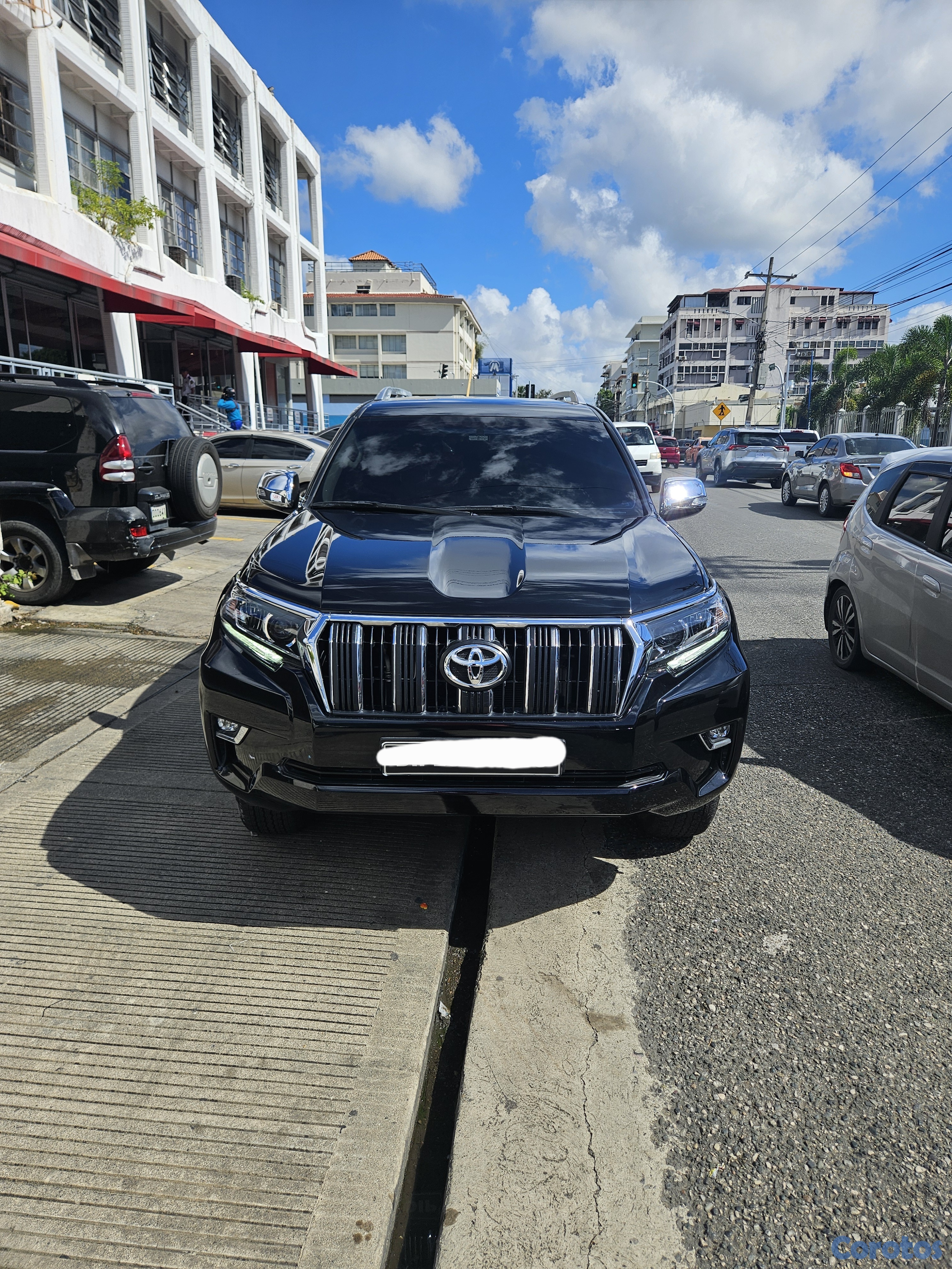 jeepetas y camionetas - Se Vende Prado 2024 casi nueva  2