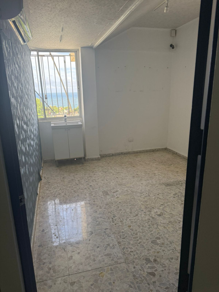 oficinas y locales comerciales - Local Comercial de 199 mt2 Av. Independencia Gazcu 5
