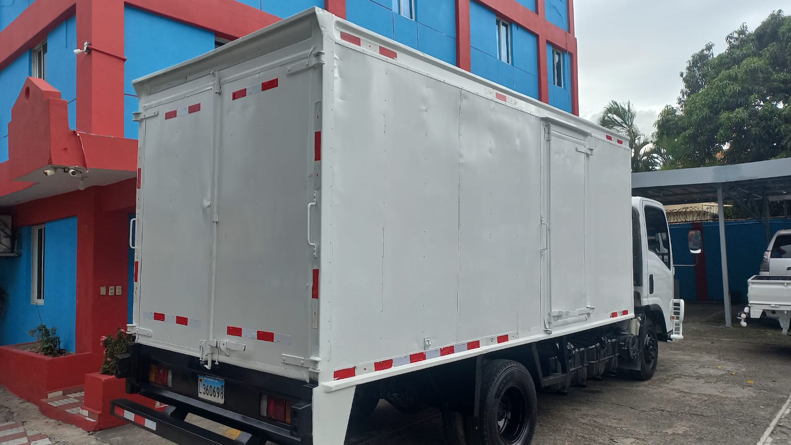camiones y vehiculos pesados - Isuzu NPR año 2017 Blanco Furgon 7