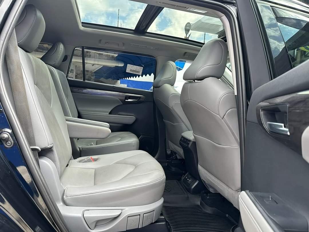 jeepetas y camionetas - 2020 Toyota Highlander Platinum 4x4Tres fila de asientos, Clean Carfax. 8