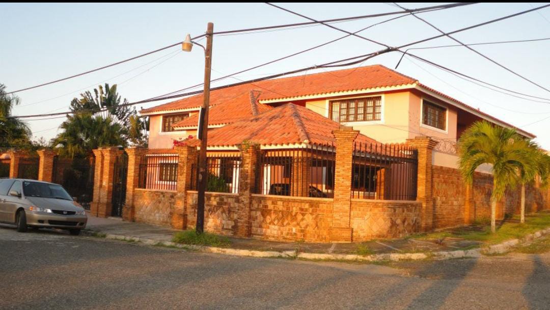 casas - CASA EN VENTA EN URB. THOMEN. 2