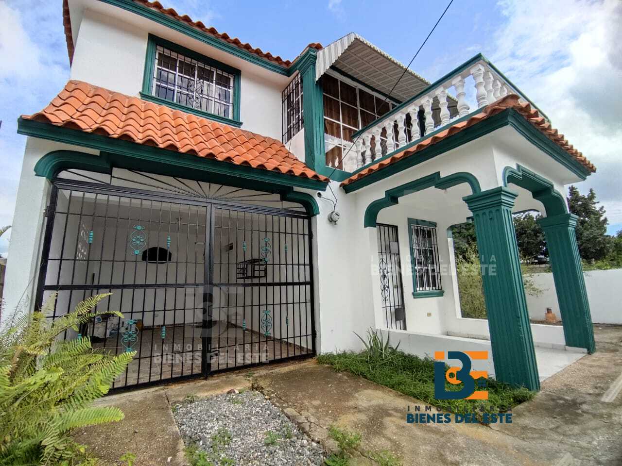 casas - CASA de 2 Niveles  Con Mucho Patio 0