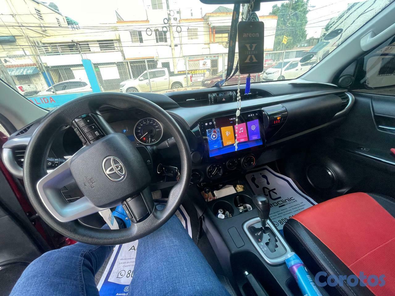 jeepetas y camionetas - Se Vende Toyota Hilux 2017 5