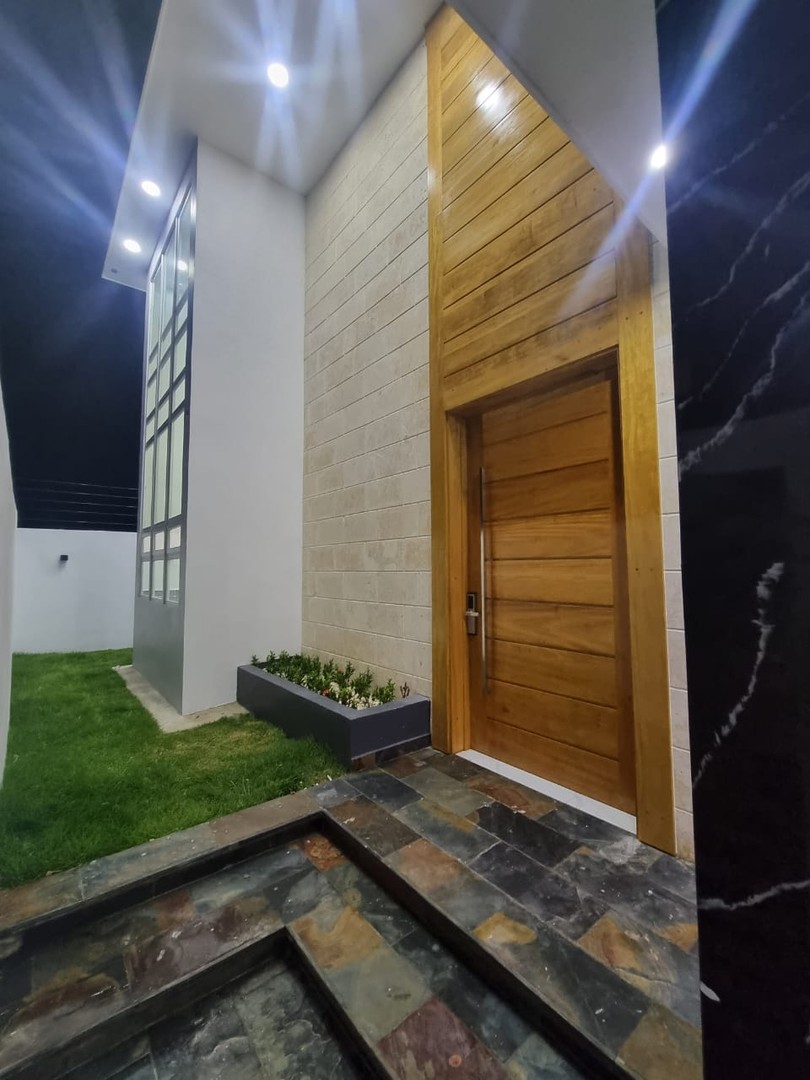 casas - Hermosa Residencia de 2 Niveles en La Vega  1