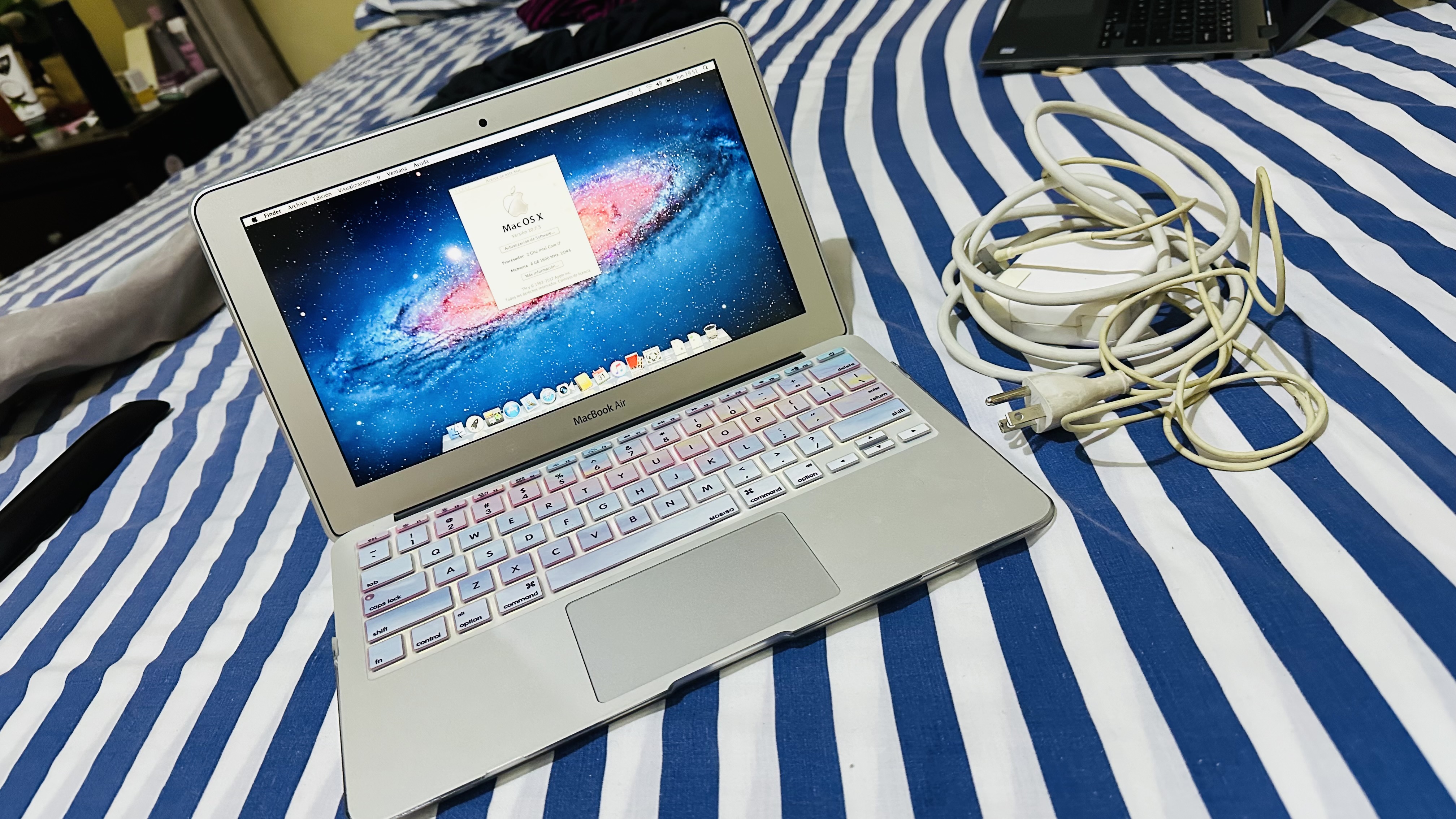computadoras y laptops - APPLE LAPTOP MACBOOK AIR A1465 NITIDA