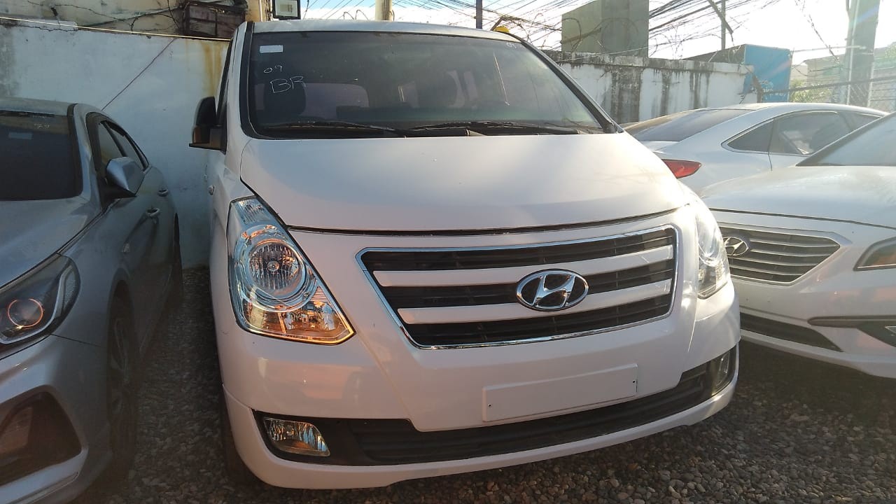 jeepetas y camionetas - HYUNDAI GRAND STAREX 2017 BLANCA 1