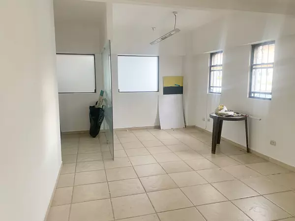 oficinas y locales comerciales - Local céntrico y amplio  4
