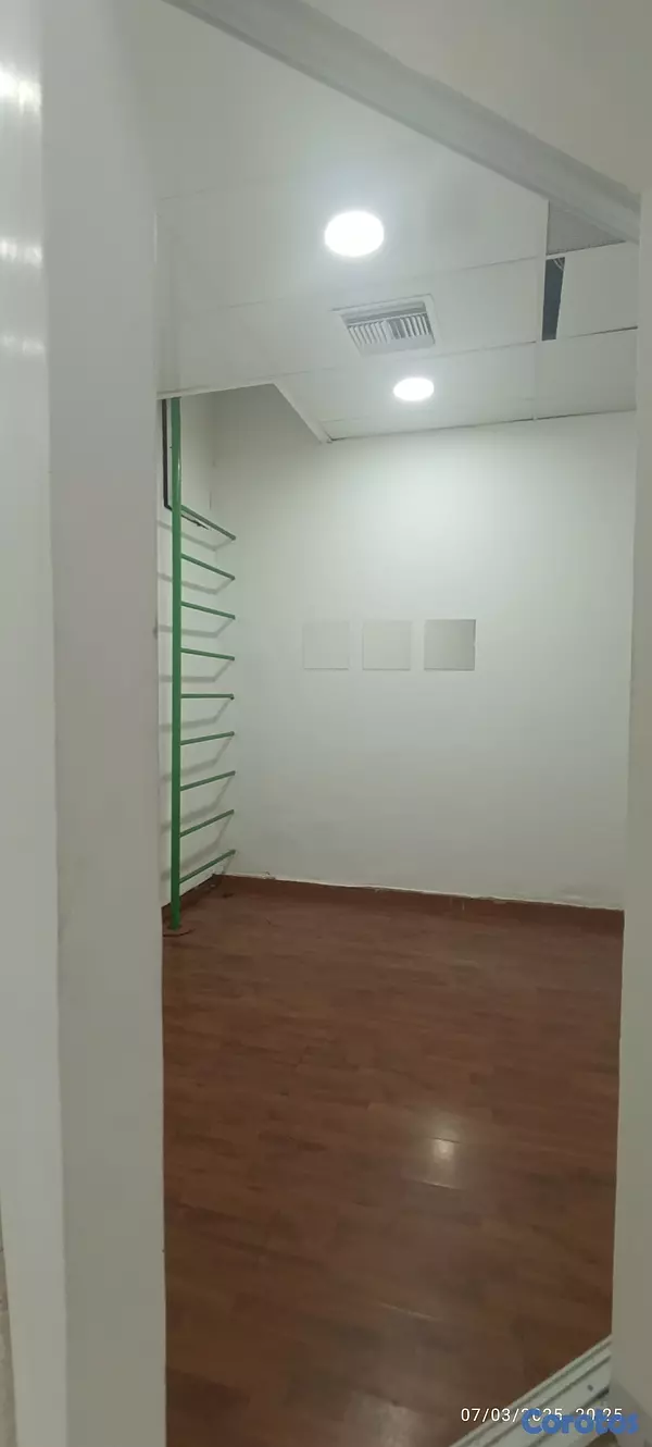 apartamentos - Plaza comercial excelente para Oficina o negocio, varios parqueos, 130 mts . 6