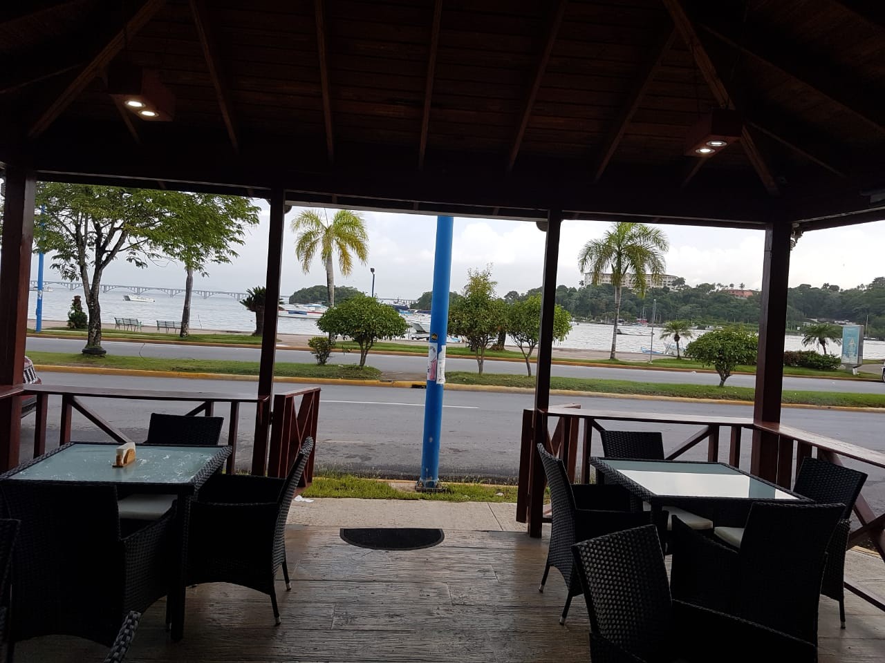 oficinas y locales comerciales - Trapaso Venta Bar/Restaurante con todos equipos frente al mar, Samaná