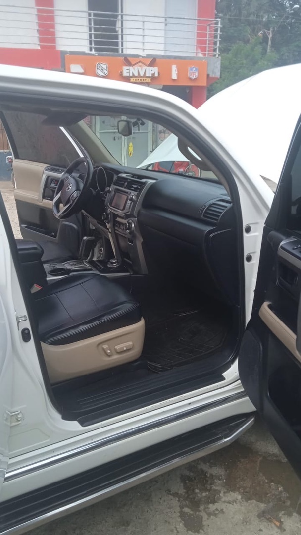 jeepetas y camionetas - Se vende  Toyota 4Runner 4x4 2013 , excelente condiciones Buen precio 3