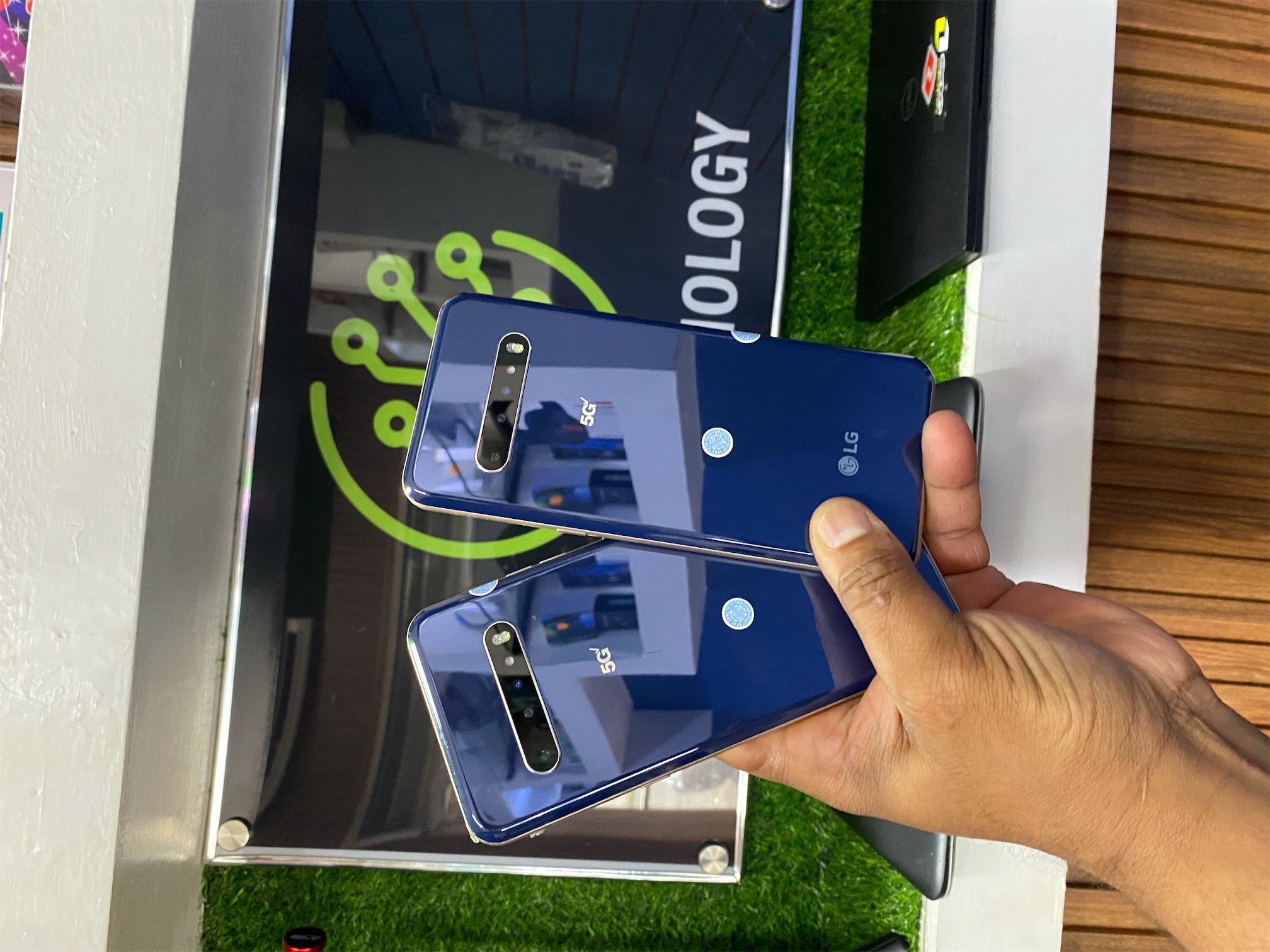 celulares y tabletas - LG V60  0