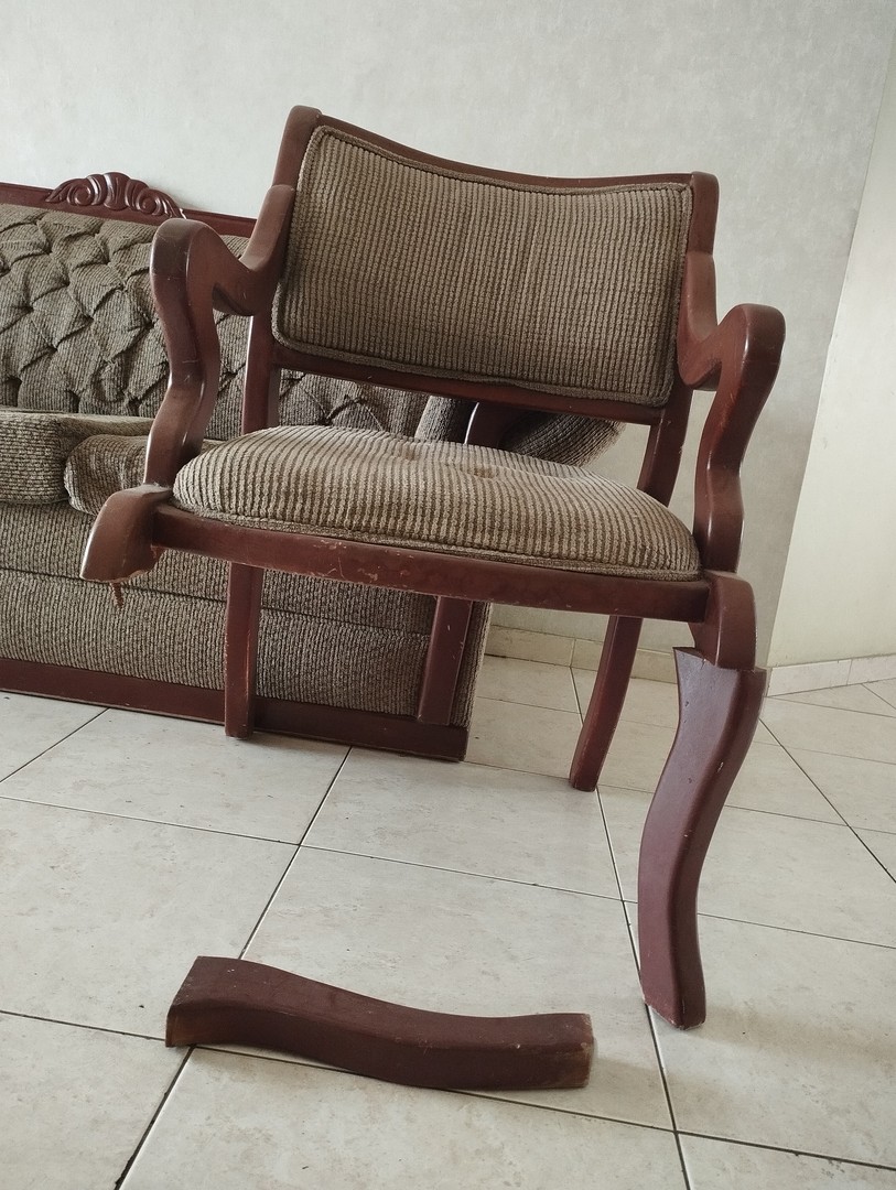 muebles y colchones - Juego de sala de caoba de 4 piezas. Sofa, mesa, dos butacas y otoman  1
