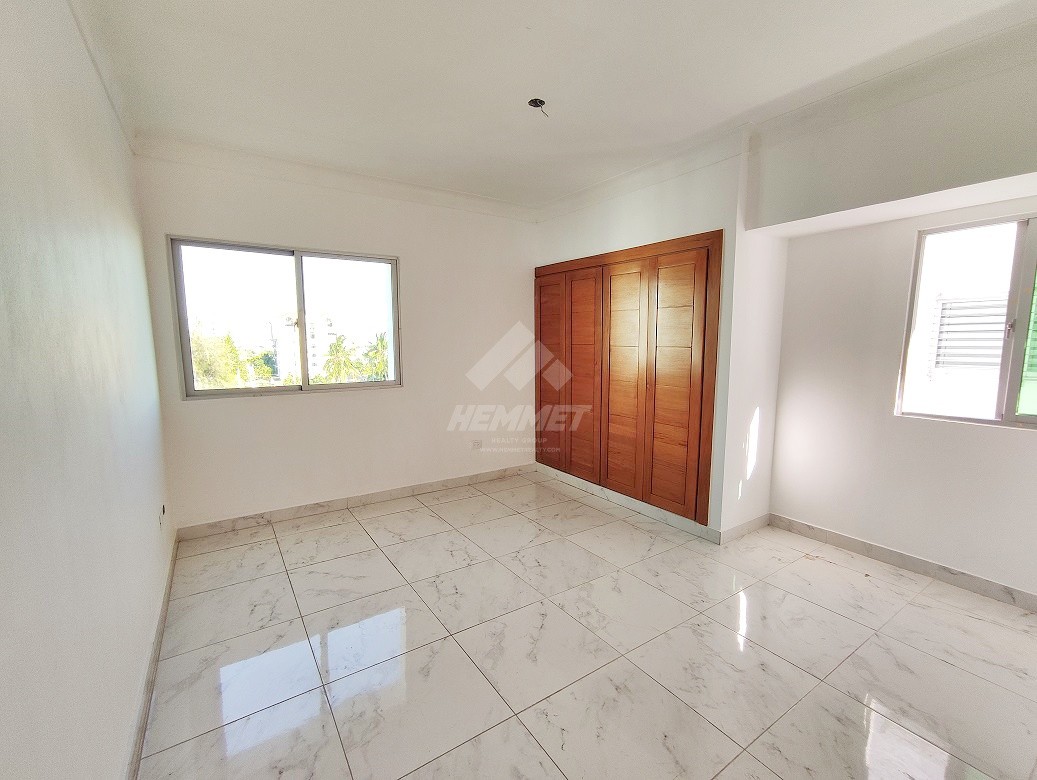 apartamentos - 220MTS2 CON ELEVADOR Y 3 PARQUEOS SOTERRADOS LA ESMERALDA STGO 7