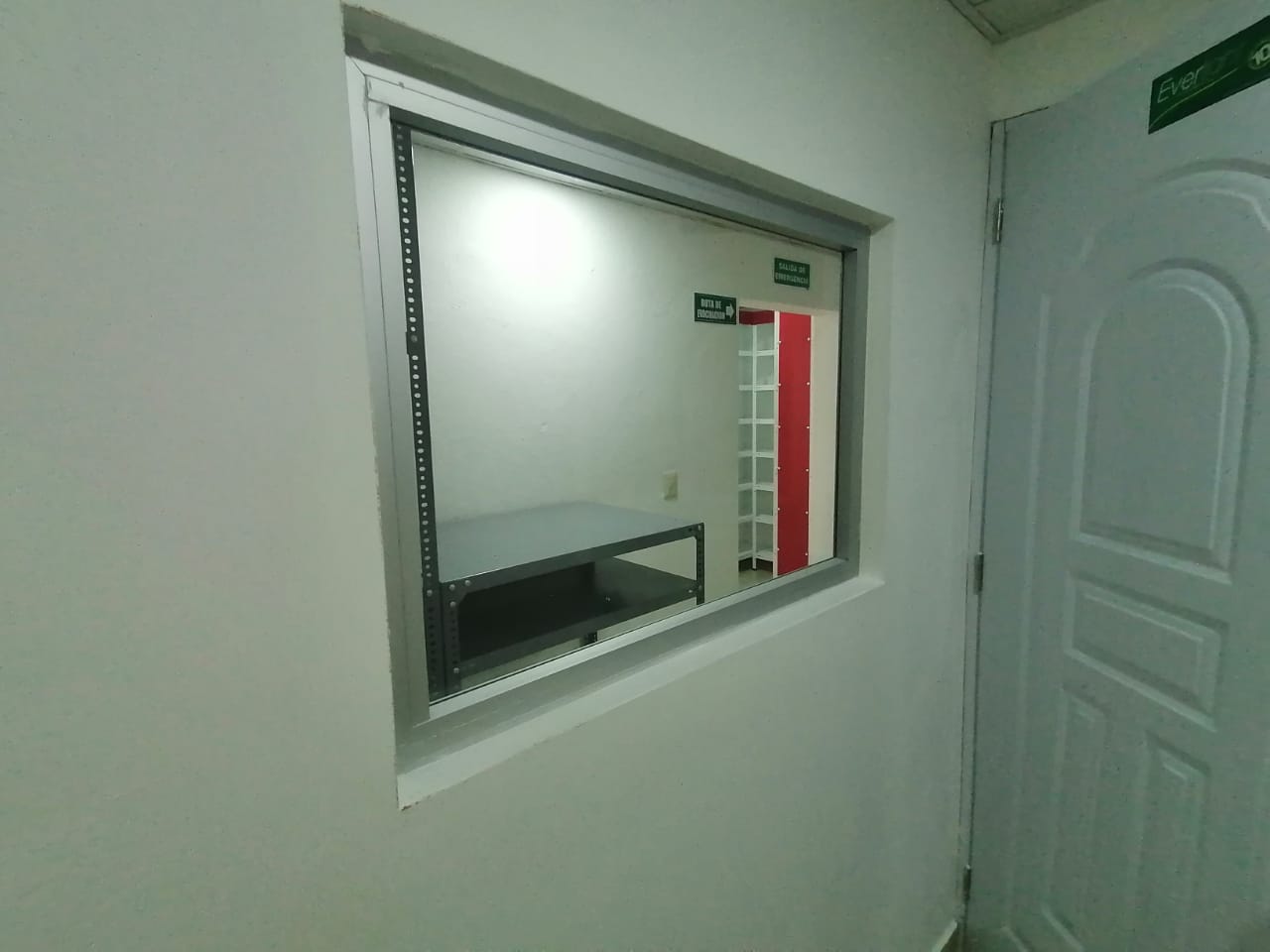 oficinas y locales comerciales - Local con farmacia aprobada, Aut. San Isidro 7