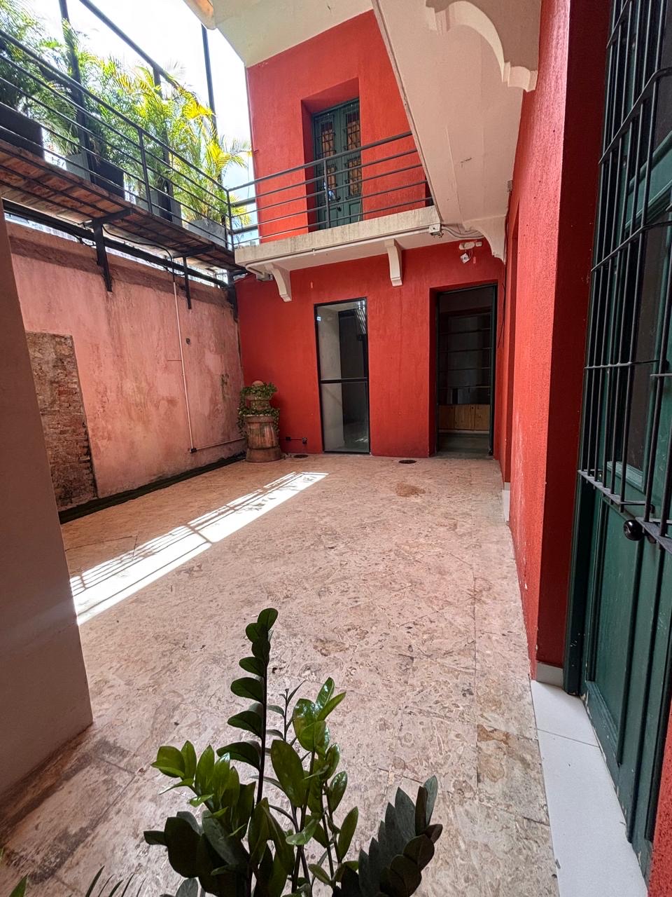 oficinas y locales comerciales - hermoso local a una esquina de el malecón (zona colonial )  1