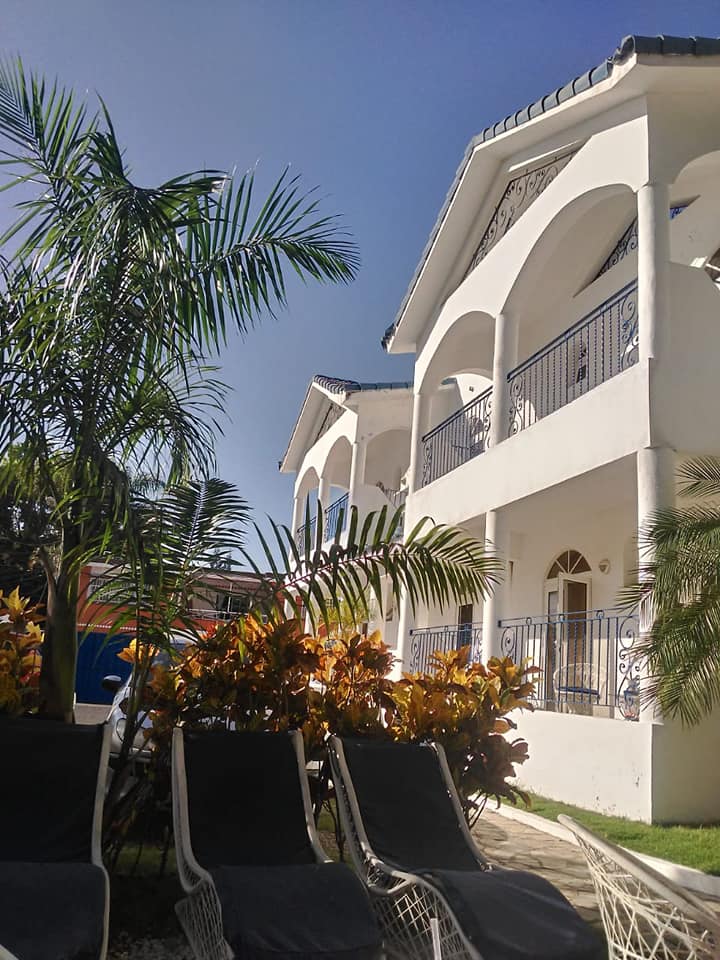 negocios en venta - Vendo Aparta Hotel estilo Colonial en total Operación, en Playa Boca Chica.