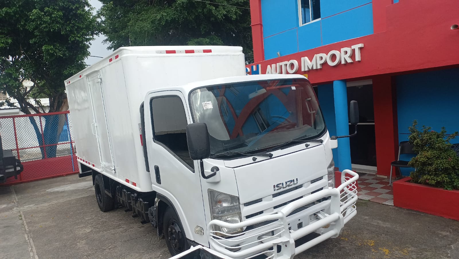 camiones y vehiculos pesados - Isuzu NPR año 2017 Blanco Furgon 9