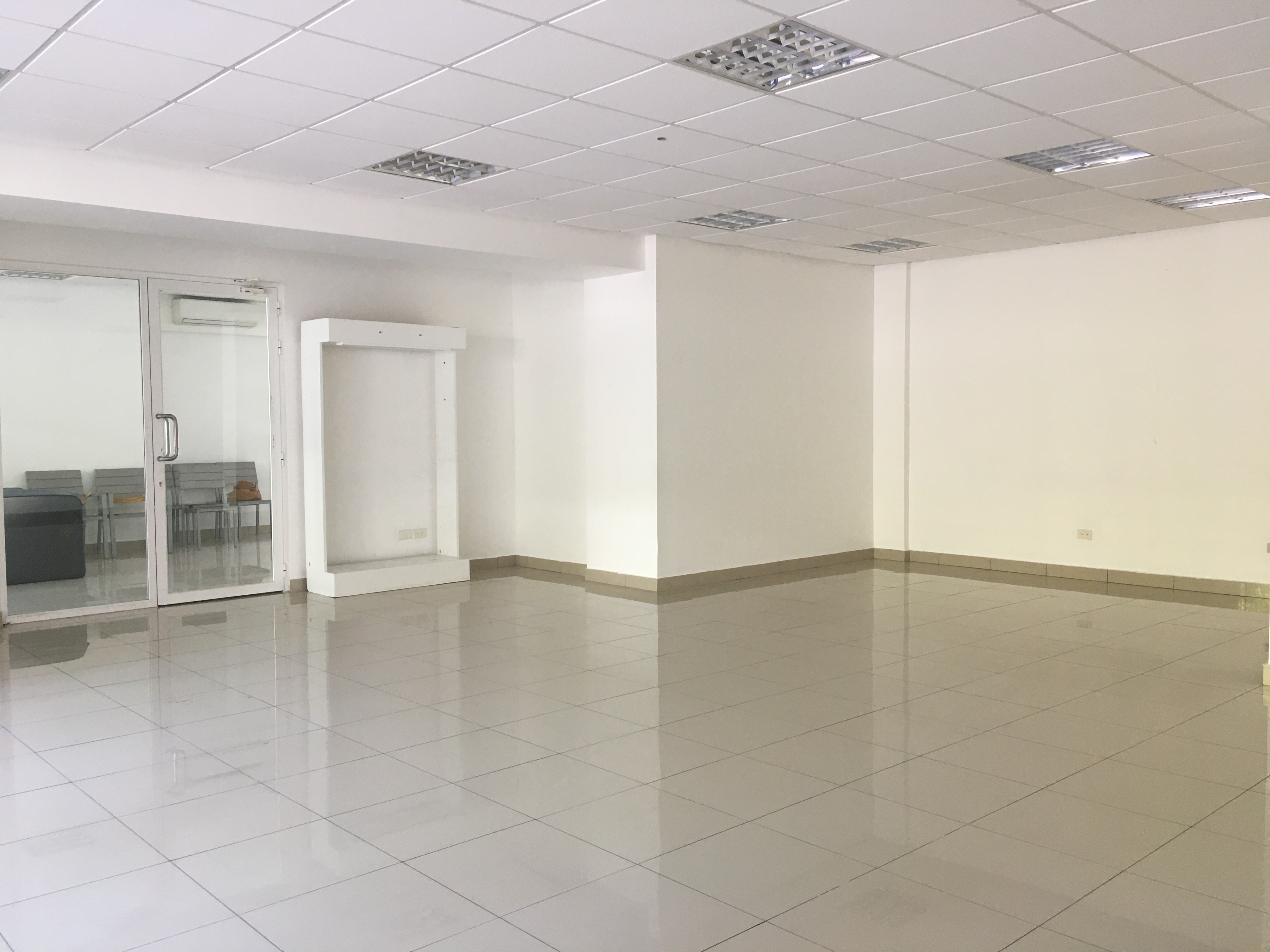 oficinas y locales comerciales - Local Comercial Alquiler Piantini  de 211 m2 2