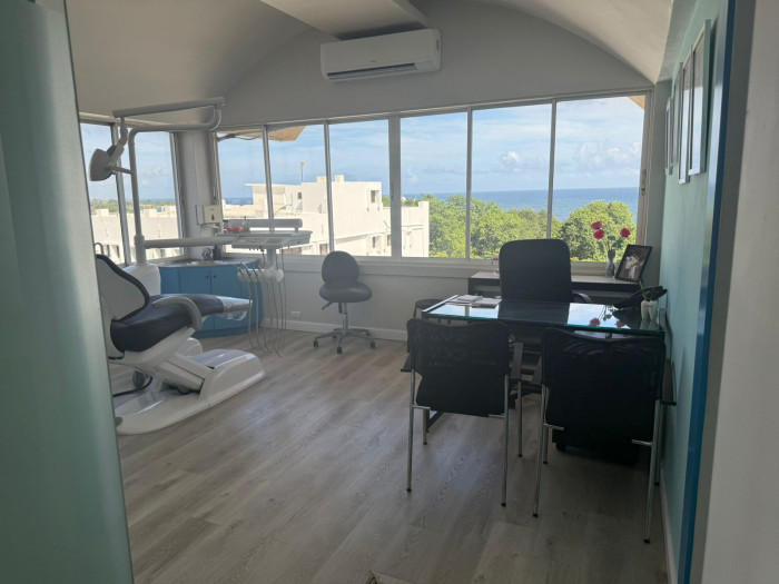 oficinas y locales comerciales - Local Comercial de 199 mt2 Av. Independencia Gazcu 4