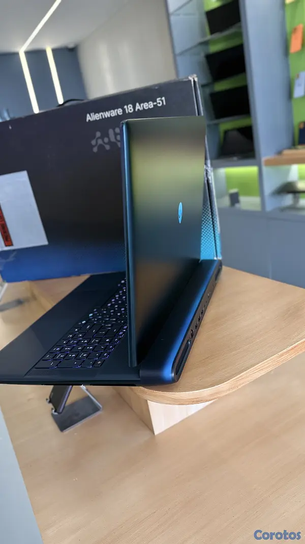 computadoras y laptops - Laptop Alienware 18 Area 51 Rtx5090 Intel core ultra 9 64 gb de ram 2tb ssd  4