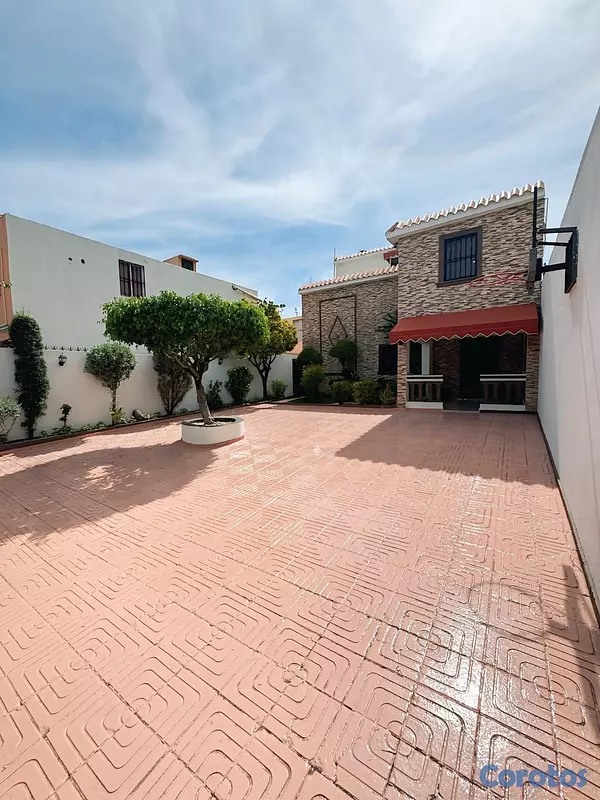 casas - Casa amplia, segura y lista para vivir-San Isidro 1