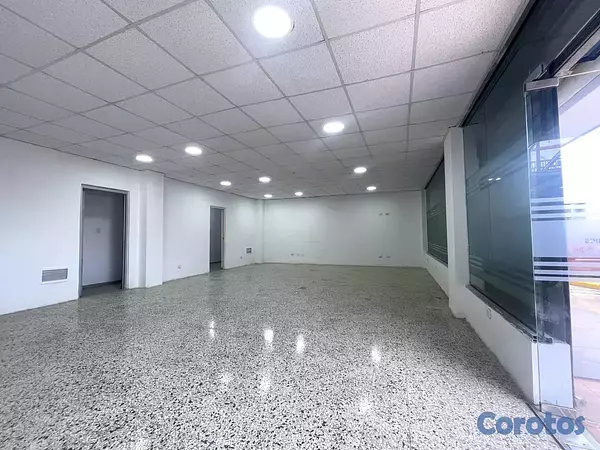oficinas y locales comerciales - Local en Primer nivel  4