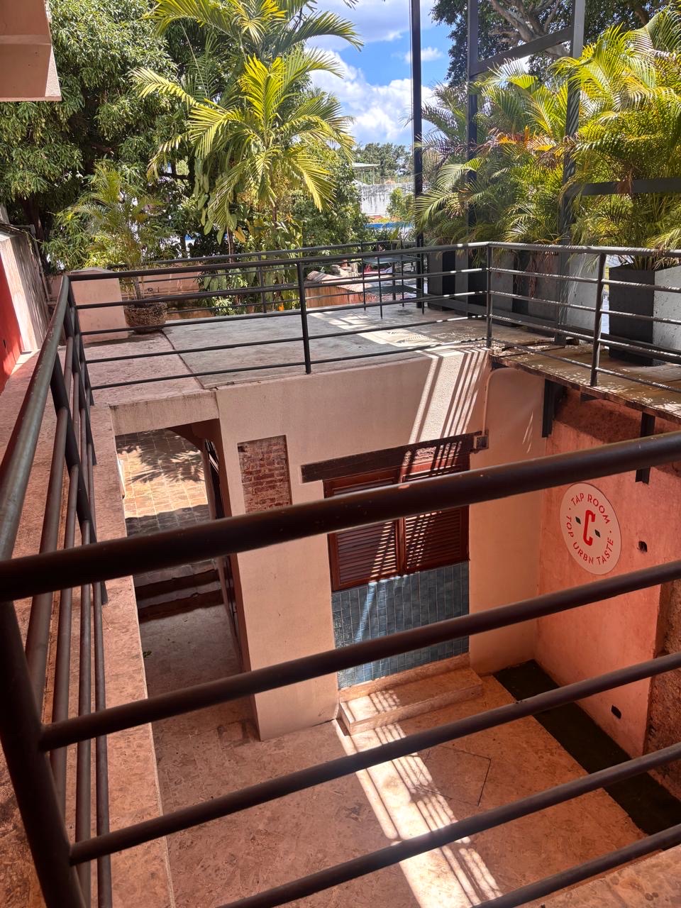 oficinas y locales comerciales - hermoso local a una esquina de el malecón (zona colonial )  3