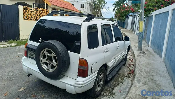 jeepetas y camionetas - Vendo Chevrolet tracker LT 2001,  3
