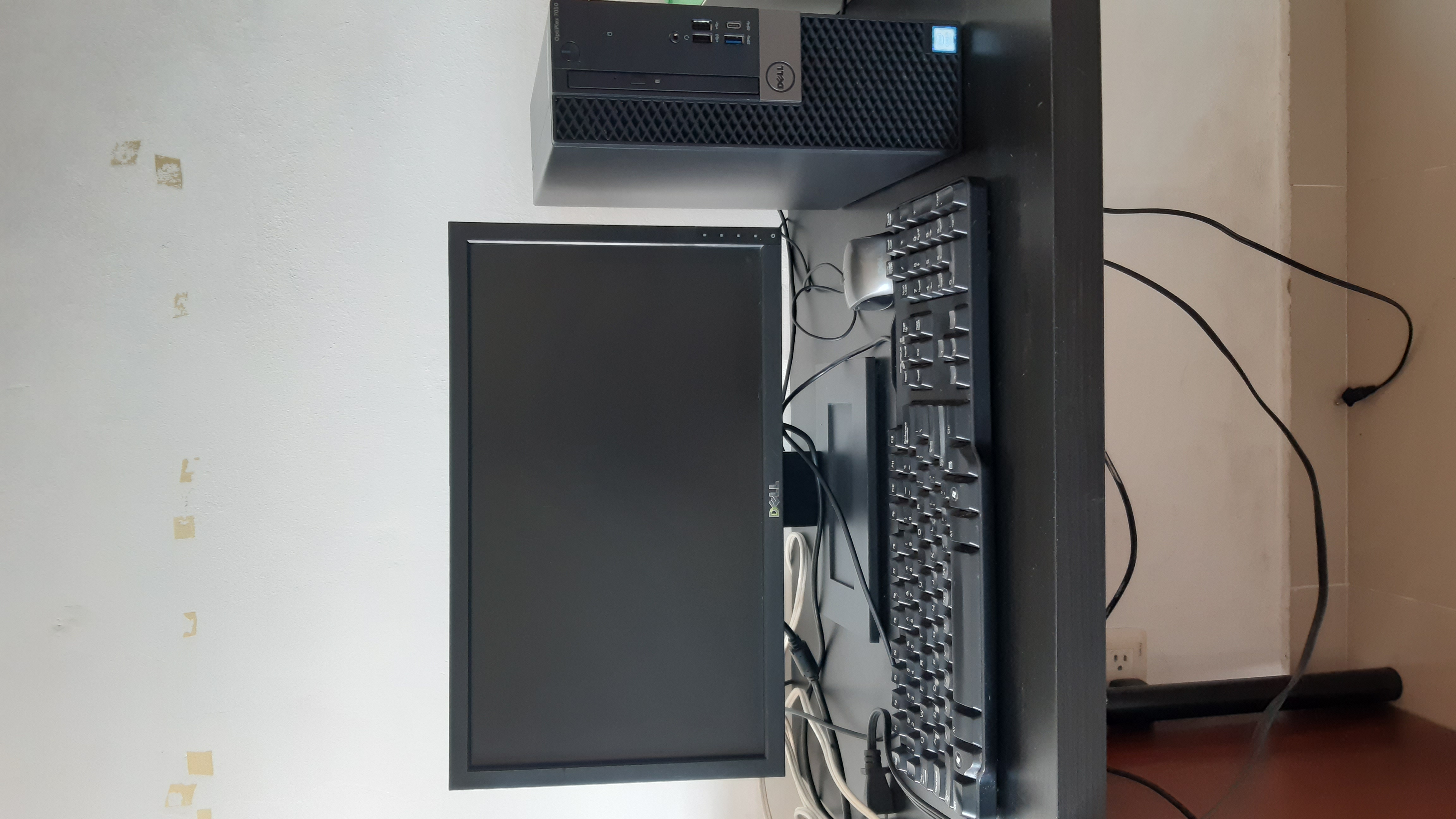 computadoras y laptops - Computadora Dell de escritorio, procesador i5, 8gb de RAM, 1tb de memoria 4
