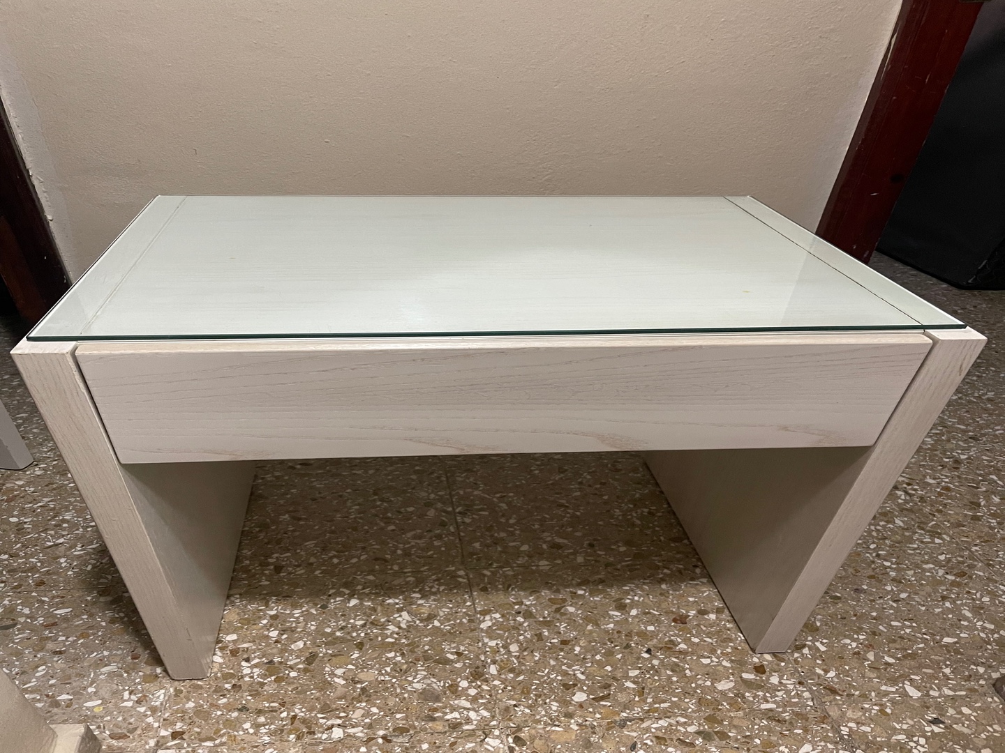 muebles y colchones - 2 mesas de noche en madera color blanco, con tope en cristal. 