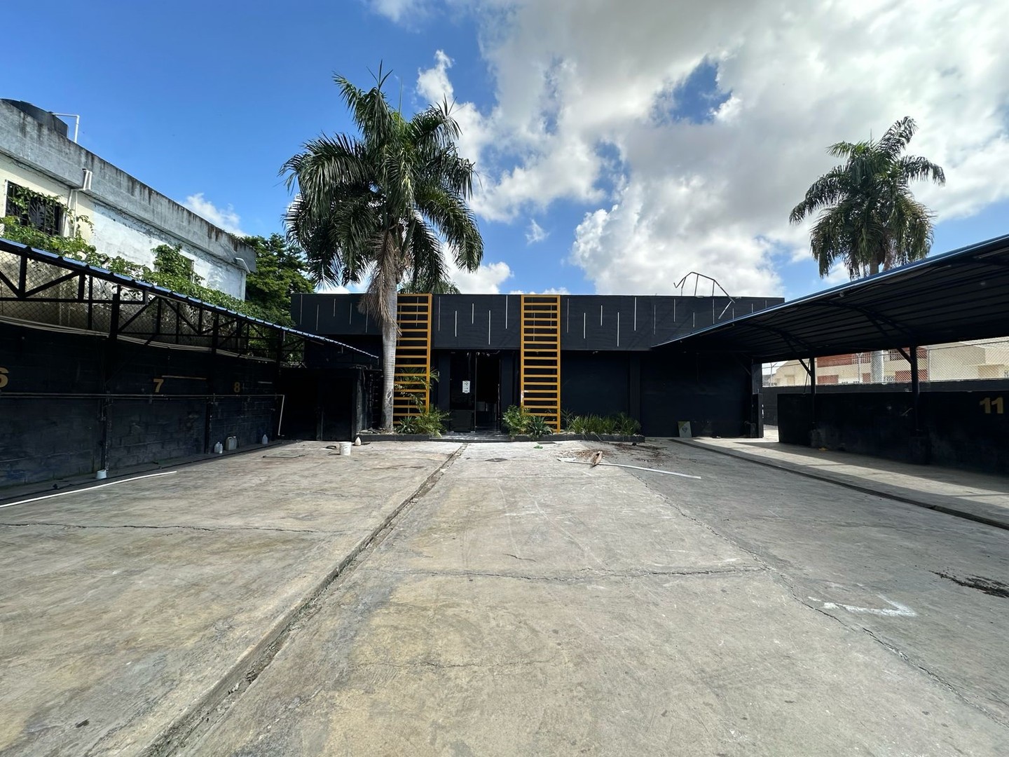 oficinas y locales comerciales - Discoteca y Carwash en venta en la Av. Venezuela 