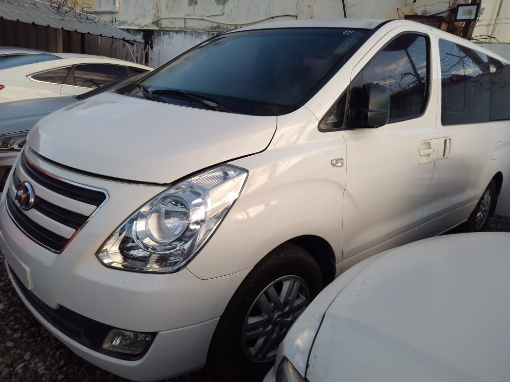 jeepetas y camionetas - HYUNDAI GRAND STAREX 2017 BLANCA 5