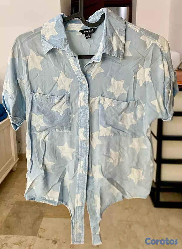 ropa para mujer - Blusa azul cielo corta, estampada de estrellas 4
