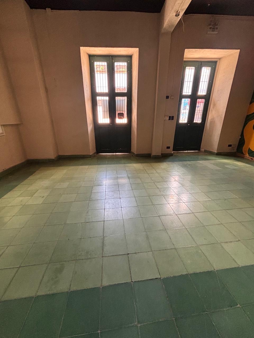 oficinas y locales comerciales - hermoso local a una esquina de el malecón (zona colonial )  4