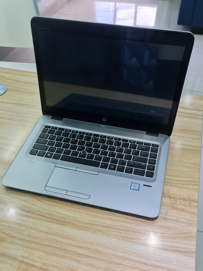 computadoras y laptops - Laptop Hp EliteBook 840 256GB SSD Intel Core i5 Ultrafina touch DE  7ma Gen 16GB