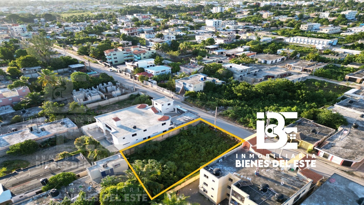 solares y terrenos -  SOLAR de 600 Metros en Ubicado en el Juan Pablo Duarte 3