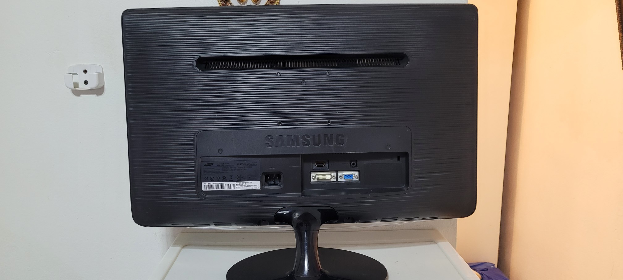 computadoras y laptops - Monitor Samsung Sync Master 24 Pulg Full 1080p HDMI Con Bocinas internas 2