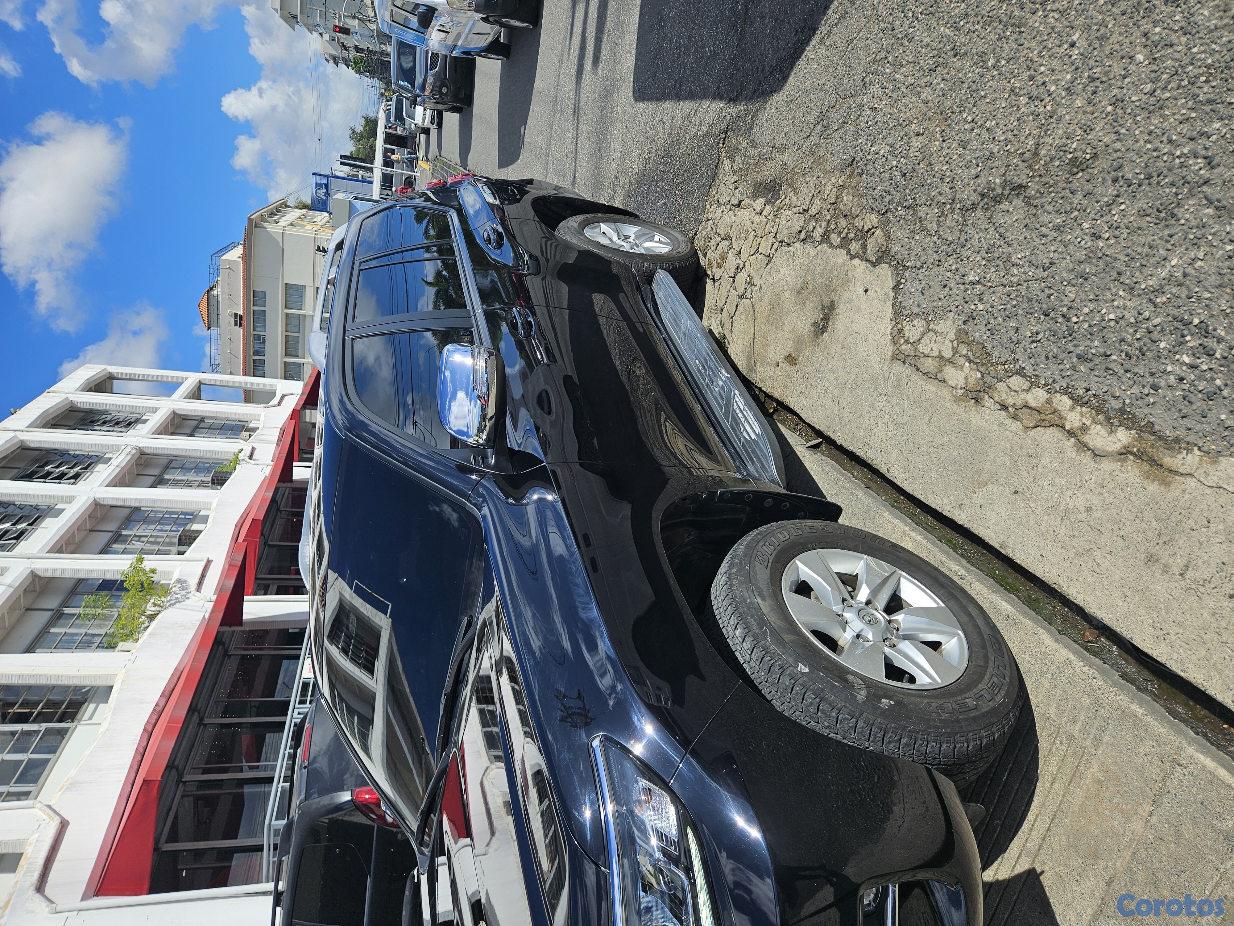 jeepetas y camionetas - Se Vende Prado 2024 casi nueva  4