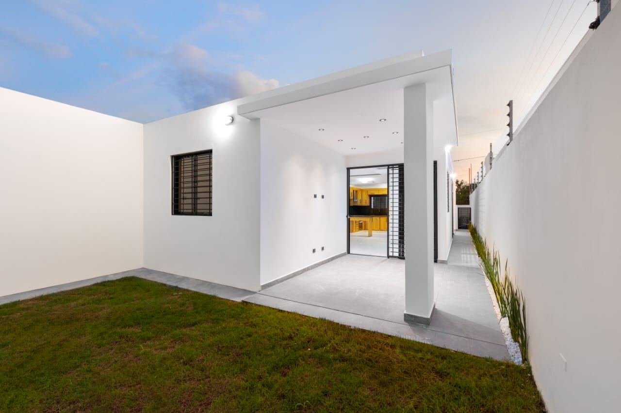 casas - Atractiva Vivienda con Patio en Proyecto Cerrado 9