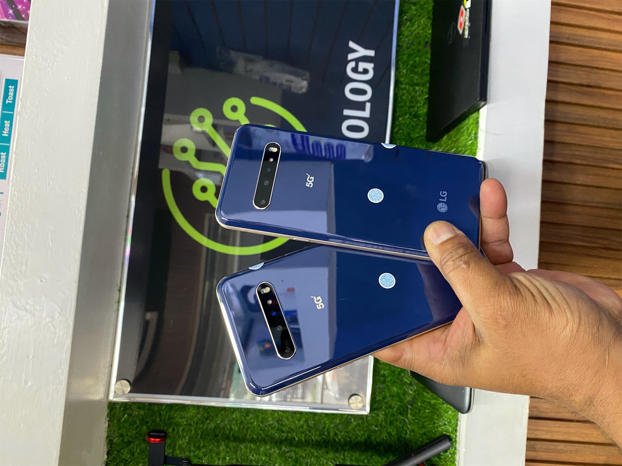 celulares y tabletas - LG V60  5