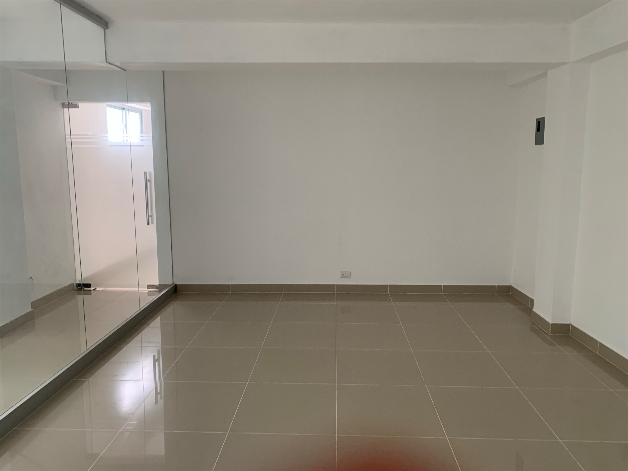 oficinas y locales comerciales - Local céntrico en segundo nivel 1