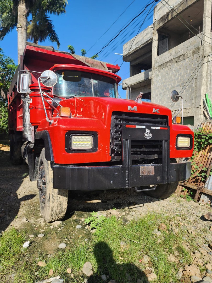 camiones y vehiculos pesados - Camion mack volteo   1