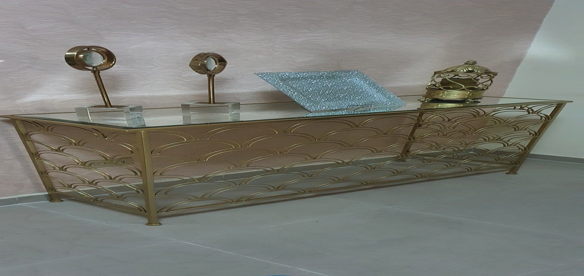 decoración y accesorios - Repisa dorada en metal con tope de espejo 