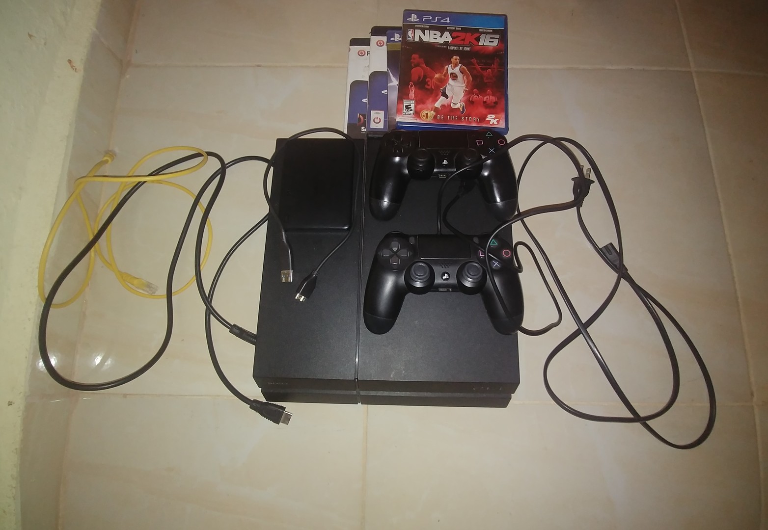 consolas y videojuegos - PS4. PlayStation 4 500GB + Disco duro externo 1TB + 2 controles. Ver desc.