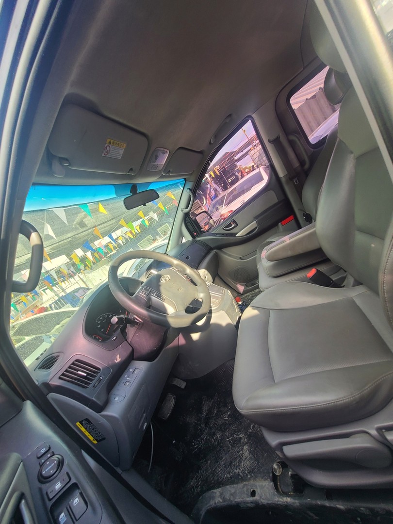 jeepetas y camionetas - HYUNDAI STAREX 2017 NEGRA 2