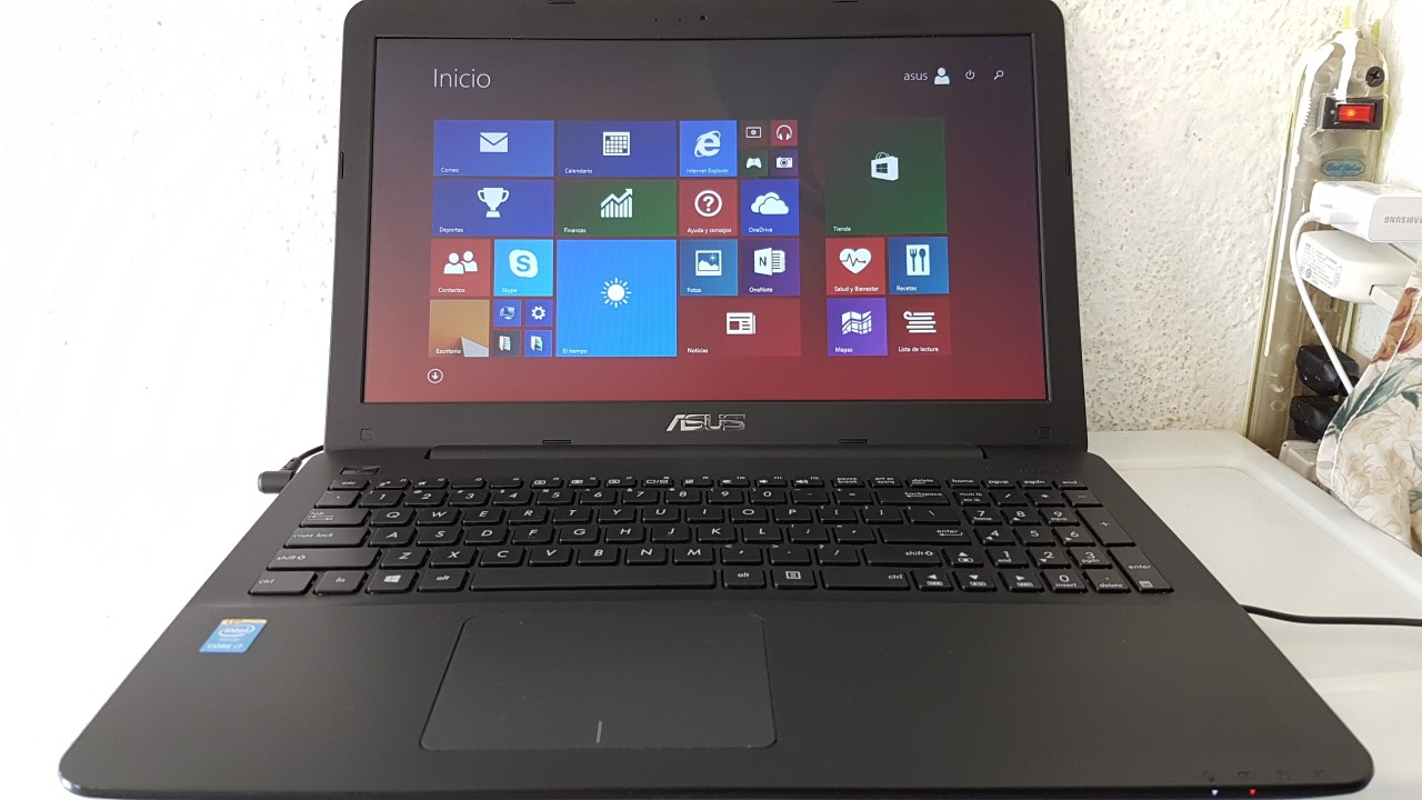 computadoras y laptops - laptop Asus 17 Pulg intel 7ma Gen Ram 4gb Disco 128gb SSD Sollido Wifi