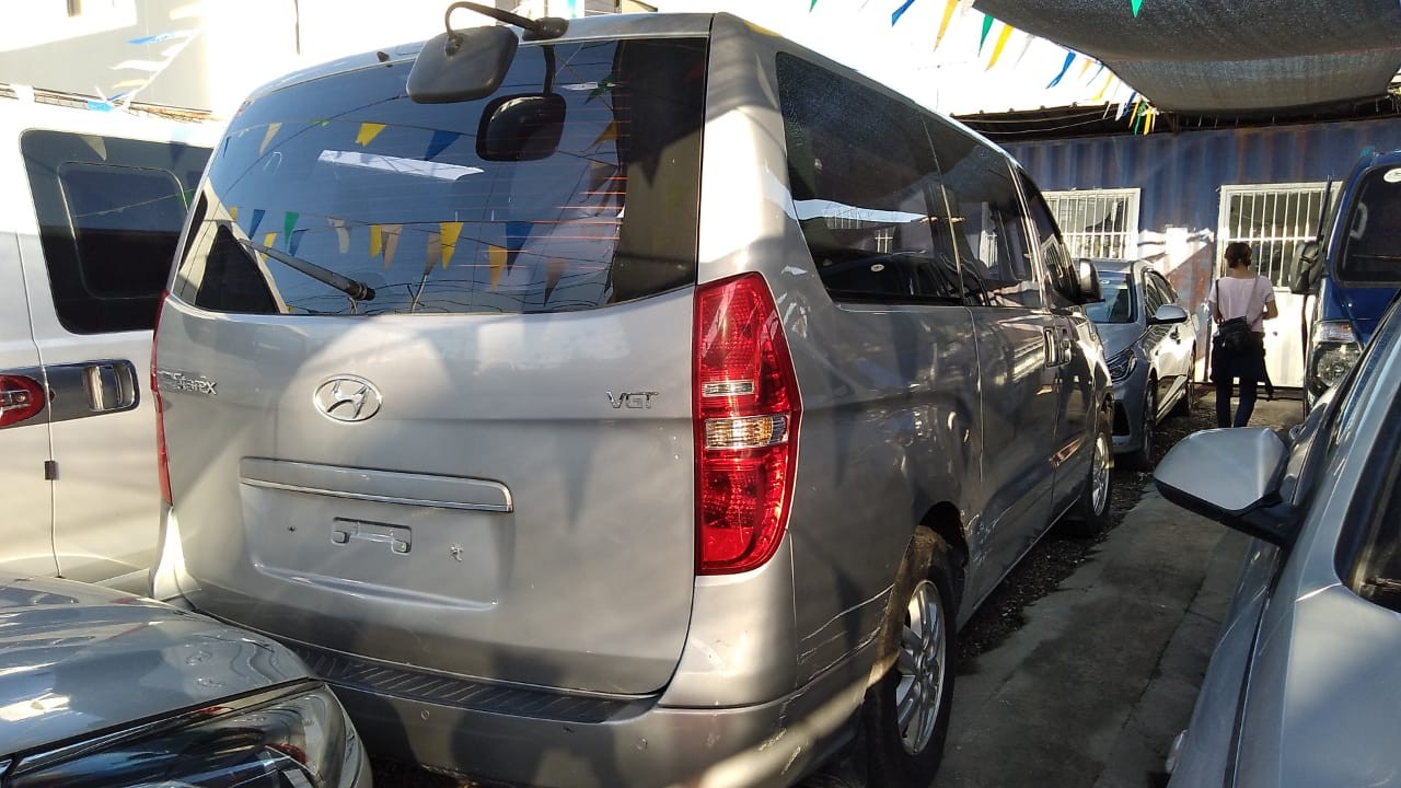 jeepetas y camionetas - HYUNDAI STAREX 2017 GRISDESDE: RD$1,295,100.00 8